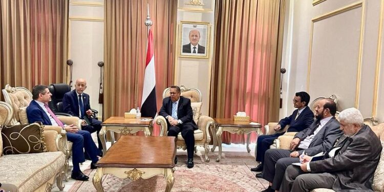 رئيس مجلس الشورى  يبحث مع السفير الأمريكي الاوضاع في اليمن