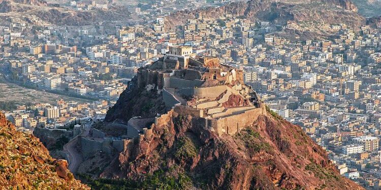 استشهاد مواطن وإصابة طفلين بتعز في قصف حوثي