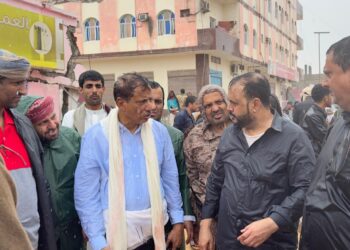 وزير الأشغال ومحافظ المهرة يتفقدان أضرار العاصفة المدارية “تيج” بالغيضة