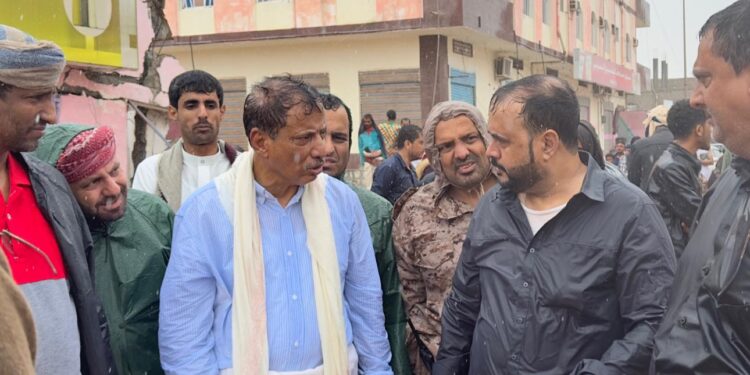 وزير الأشغال ومحافظ المهرة يتفقدان أضرار العاصفة المدارية “تيج” بالغيضة