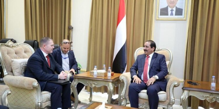 وزير الداخلية يبحث مع ملحقين  بالسفارة الامريكية التعاون بمكافحة الإرهاب