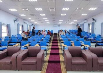 محافظ شبوة يفتتح قاعة للمؤتمرات بكلية الادارة والاقتصاد