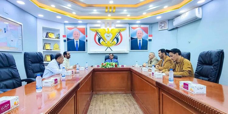 العولقي يطلع على تركيب “23” محطة لخدمة الجيل الرابع وخطة توسعة مستشفى شبوة