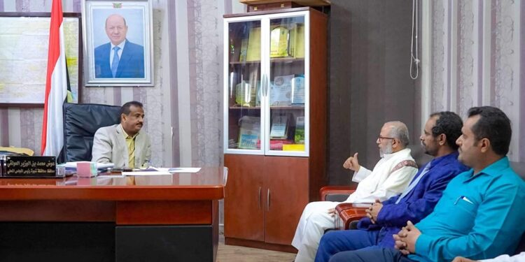محافظ شبوة يناقش ترتيبات مخيم العيون ودعم التعليم في بيحان