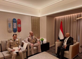 طارق  صالح يبحث مع  الملحق العسكري المصري  اليات حمايه البحر الاحمر