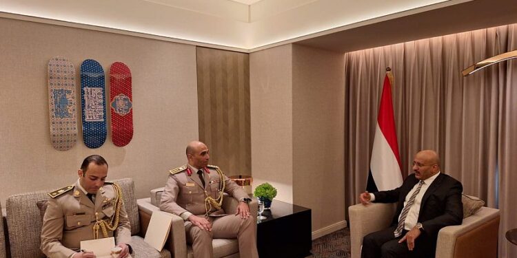 طارق  صالح يبحث مع  الملحق العسكري المصري  اليات حمايه البحر الاحمر