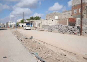 تنفيذ مشاريع طرق في أبين.. و بن ماضي يتفقد اعمال شق طرق جديدة بالمكلا