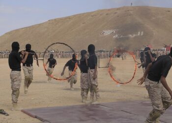 محافظ المهرة وقائد محور الغيضة يشهدان عرضا عسكريا بمناسبة أعياد الثورة