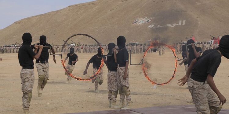 محافظ المهرة وقائد محور الغيضة يشهدان عرضا عسكريا بمناسبة أعياد الثورة