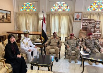 رئيس الأركان يبحث مع عدد من الملحقين  سبل التعاون العسكري والأمني