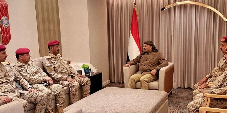 رئيس الأركان يطلع  طارق صالح على نتائج زيارته للولايات المتحدة