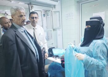 تدشين إجراء العمليات الجراحية لسحب المياه البيضاء بالمخيم الكويتي في لحج