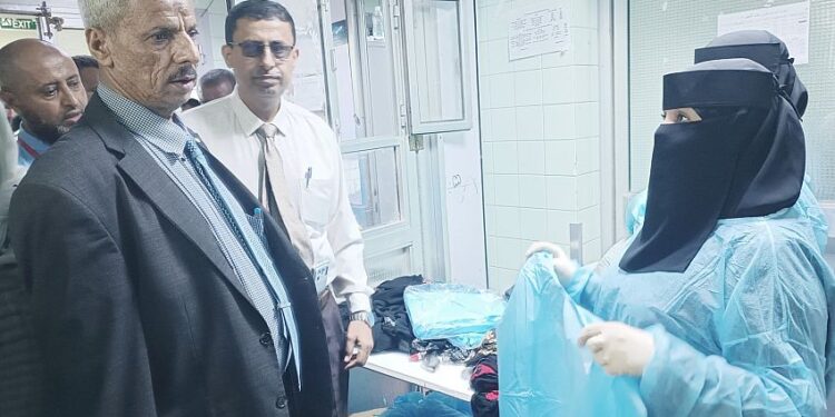 تدشين إجراء العمليات الجراحية لسحب المياه البيضاء بالمخيم الكويتي في لحج