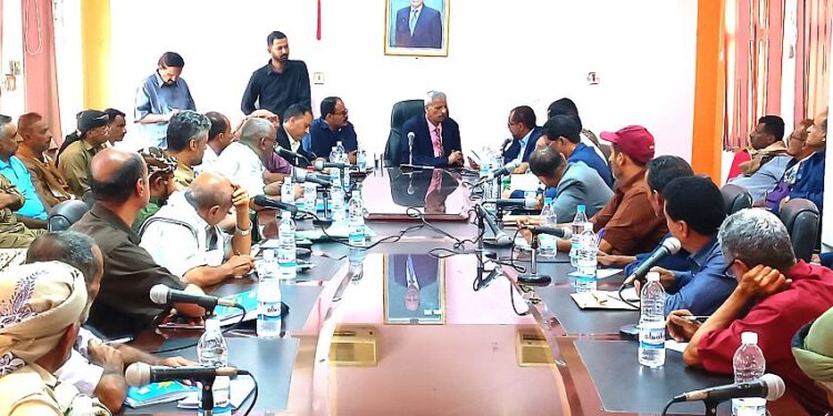 استعراض تقرير لجنة متابعة وتقييم الإيرادات المالية بمديريات يافع بلحج