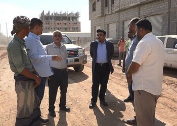 محافظ حضرموت يتفقد  عدد من مشاريع الطرق بالمكلا