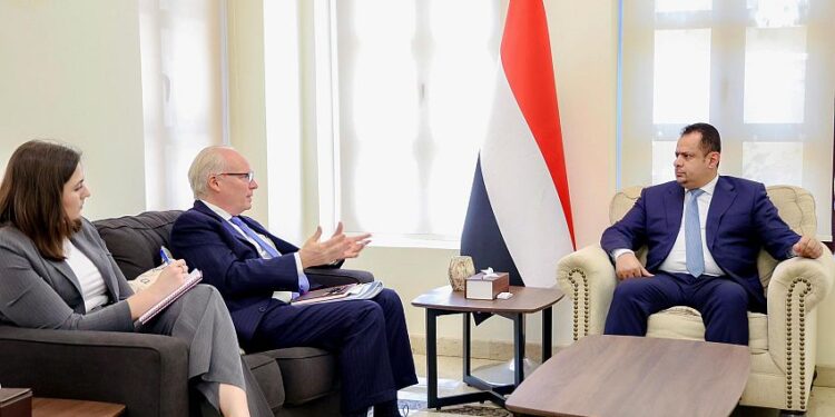 معين يستعرض مع المبعوث الامريكي التحركات لاحلا السلام باليمن