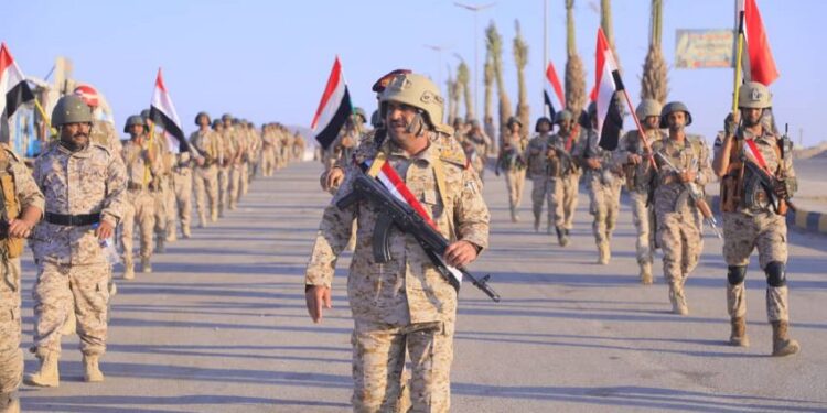 رئيس  الأركان يشهد مسيراً للمنطقة العسكرية السابعة لمسافة 40 كم