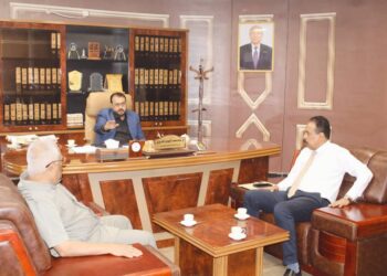 وزير الأشغال يناقش خطط و أوضاع الوزارة ومؤسسة الطرق