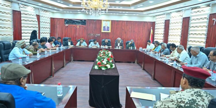 لجنة طوارئ المهرة تناقش حجم الاضرار التي خلفها اعصار “تيج”