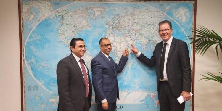 الاشول يبحث مع مدير منظمة التنمية الصناعية تعزيز الأمن الغذائي في اليمن