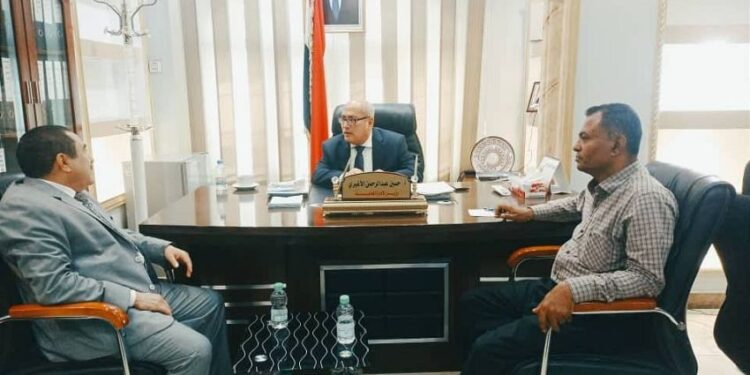 الاغبري يناقش أوضاع واحتياجات حجه  وتوزيع  12 ألف سلة غذائية في لحج