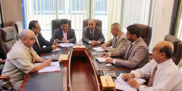 وزيرا المالية والنفط يناقشان آليات تعزيز إيرادات القطاع البترولي