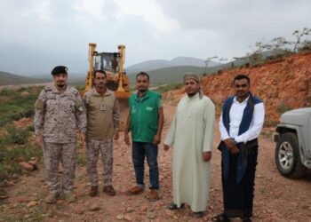 محافظ سقطرى يدشن ترميم الطرق المتضررة من اعصار (تيج)