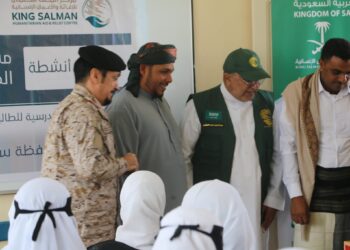محافظ سقطرى يدشن توزيع مساعدات مكتبية ومدرسية