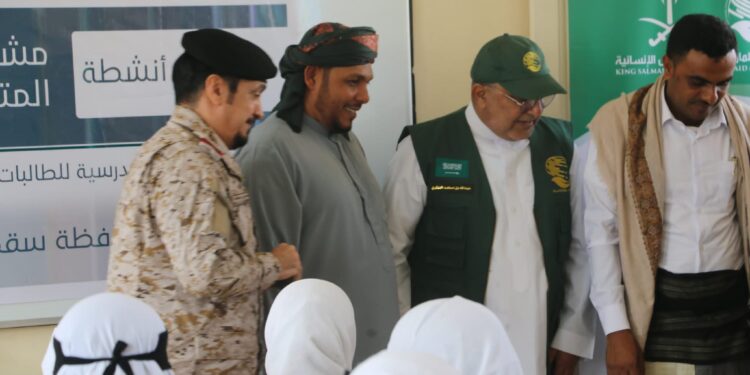 محافظ سقطرى يدشن توزيع مساعدات مكتبية ومدرسية