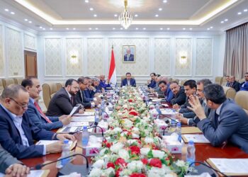 مجلس الوزراء يحذر من تعميق الازمة الانسانية بعد حادثه اختطاف سفينه