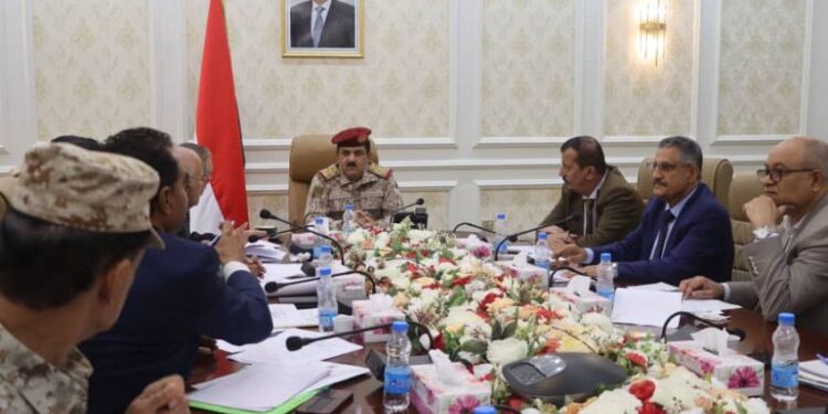وزير الدفاع يجتمع باللجنة الفنية لتقييم وتصويب عمل المنافذ