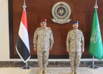 وزير الدفاع يناقش مع رئيس الأركان السعودي مستجدات الاوضاع العسكرية والميدانية