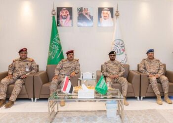 وزير الدفاع وقائد القوات المشتركة يبحثان الدعم المتواصل للجيش الوطني