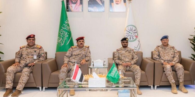 وزير الدفاع وقائد القوات المشتركة يبحثان الدعم المتواصل للجيش الوطني