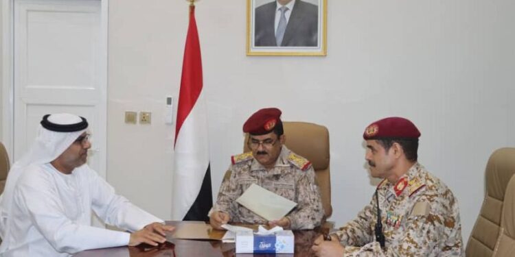 وزير الدفاع يستقبل في عدن سفير دولة الإمارات