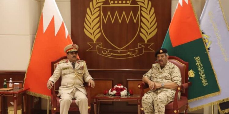 الداعري يبحث مع قائد قوة دفاع البحرين سبل تعزيز وتطوير التعاون الدفاعي