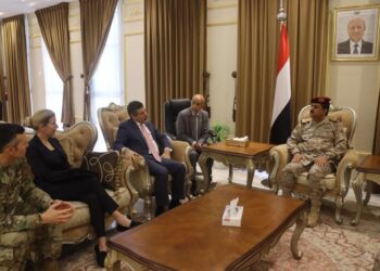 وزير الدفاع يبحث مع سفراء امريكا وبريطانيا والصين  تطورات الاوضاع في اليمن