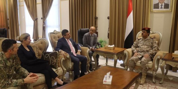 وزير الدفاع يبحث مع سفراء امريكا وبريطانيا والصين  تطورات الاوضاع في اليمن