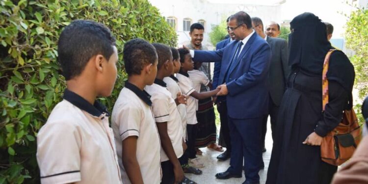 الزعوري يتفقد صندوق الرعاية ودار الايتام بالمكلا