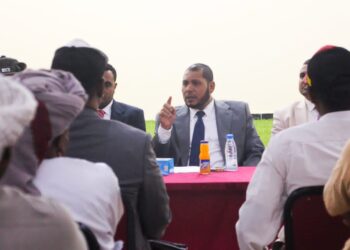 تنفيذي سقطرى يشدد على الانضباط الوظيفي وتحسين أداء المكاتب التنفيذية