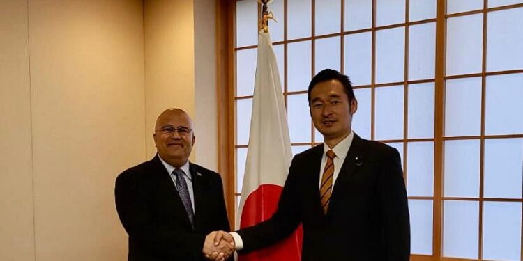 السنيني يبحث مع نائب وزير الخارجية الياباني تعزيز العلاقات الثنائية