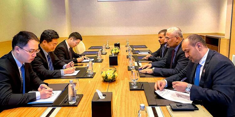 الزُبيدي يناقش مع  السفيرين الصيني والروسي مستجدات العملية السياسية في اليمن