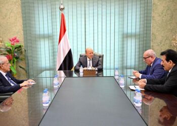 العليمي يبحث مع وزير الادارة المحلية ومحافظ الجوف الخدمات اللازمه للنازحين