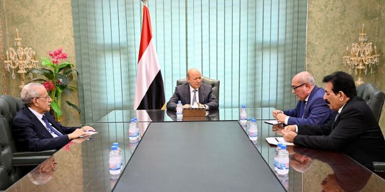 العليمي يبحث مع وزير الادارة المحلية ومحافظ الجوف الخدمات اللازمه للنازحين