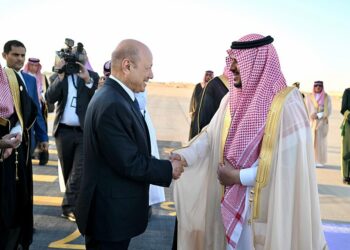 العليمي يصل الرياض للمشاركة في اعمال القمتين العربية والاسلامية