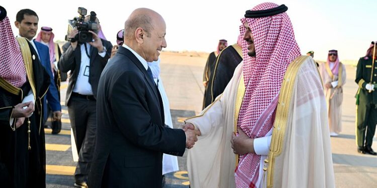 العليمي يصل الرياض للمشاركة في اعمال القمتين العربية والاسلامية