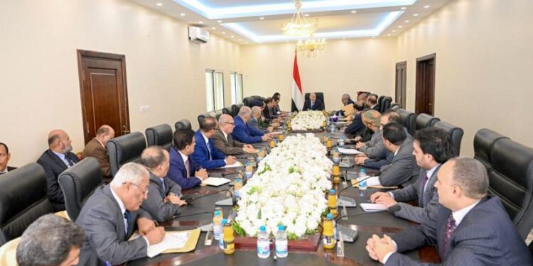 العليمي يحدد للحكومه الاولويات العاجلة في المجالات الاقتصادية والخدمية والامنية