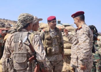 مدير دائرة العمليات الحربية يتفقد الأبطال في الجبهة الغربية لمأرب