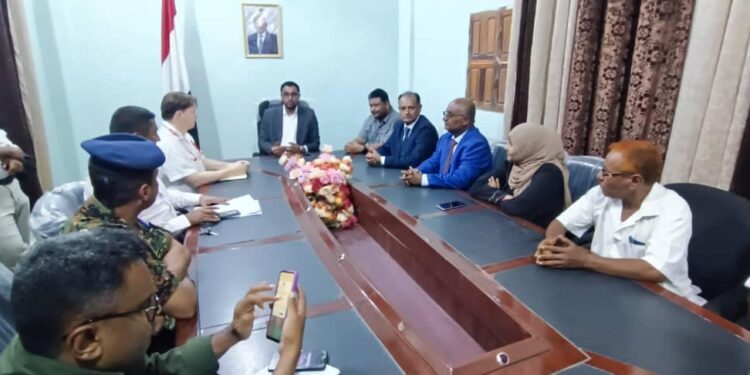 الممثل الأممي لحقوق الإنسان يشيد بمستوى التعاون والتنسيق مع محلية بالحديدة