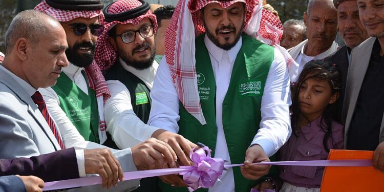 وكيل تعز يفتتح مدرسة جديدة .. محطة تحلية لمنفذ الوديعه